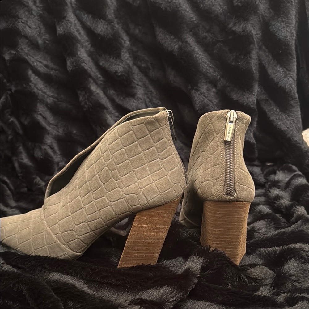 Vince Camuto Shady Grey Suede Croco Heels - Picture 2 of 4